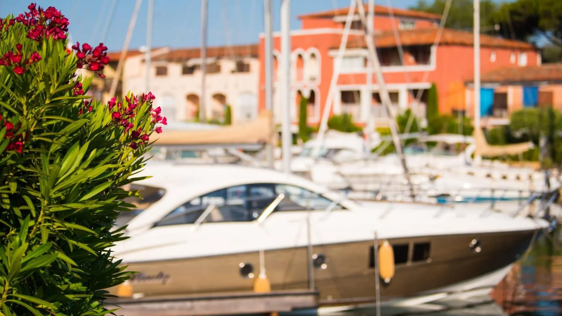 Dom wakacyjny Willa Renovated House With Wifi Ac A Large Terrace And A Mooring Grimaud